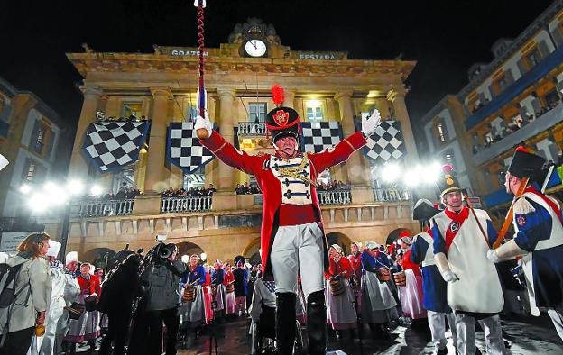 José Ramón Mendizabal 'Mendi', Tambor Mayor de Gaztelubide, con el bastón de mando durante el acto de la izada el año pasado.