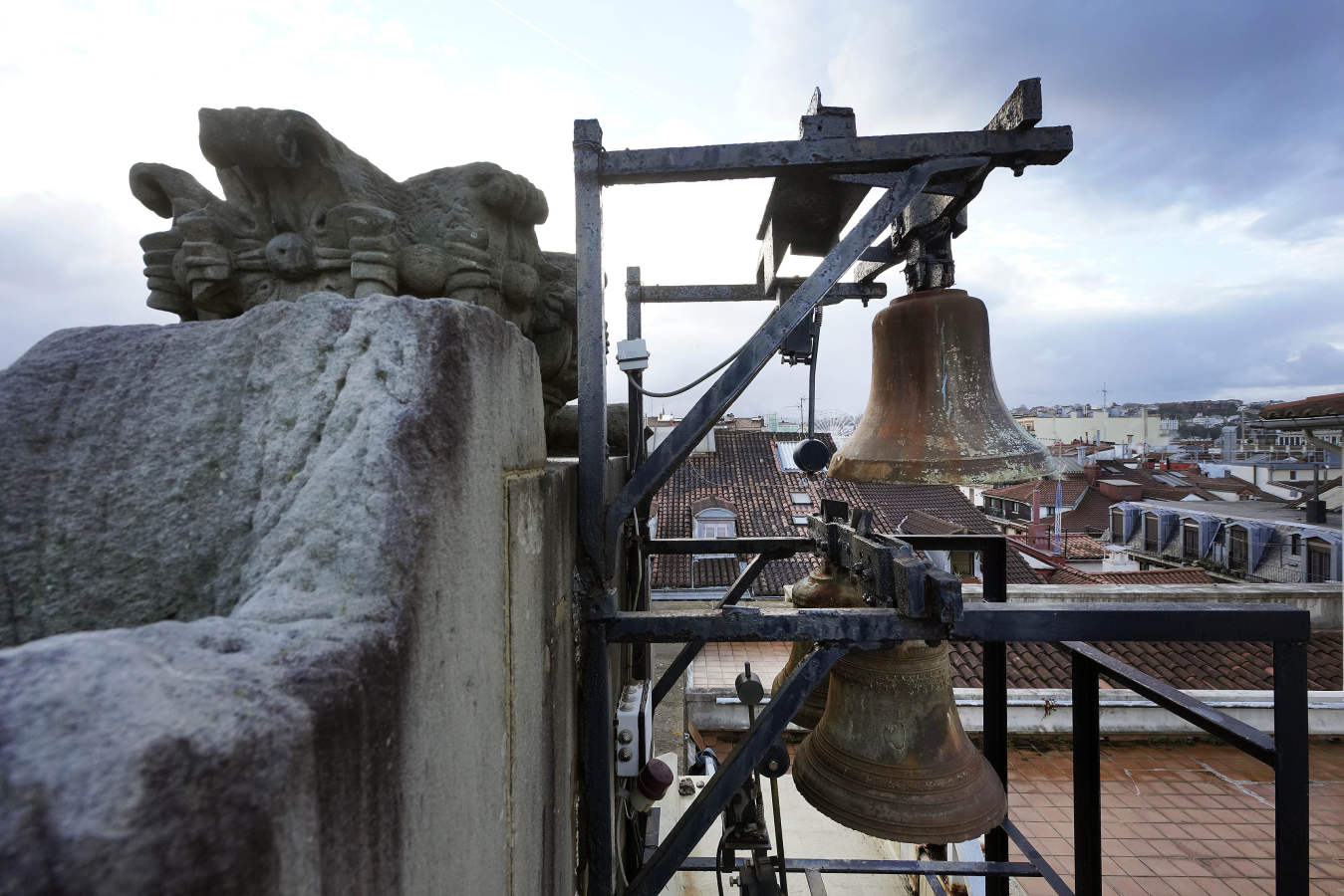 El reloj de la plaza de la Constitución se pone a punto para la gran fiesta de la tamborrada. Los técnicos de mantenimiento desmontaron la esfera para pintar las agujas 