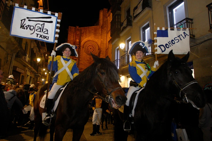 Desde las 18:30 hasta las 20:30 horas, la Tamborrada Kresala Txiki ha recorrido las calles de la parte vieja de San Sebastián animando el ambiente. 