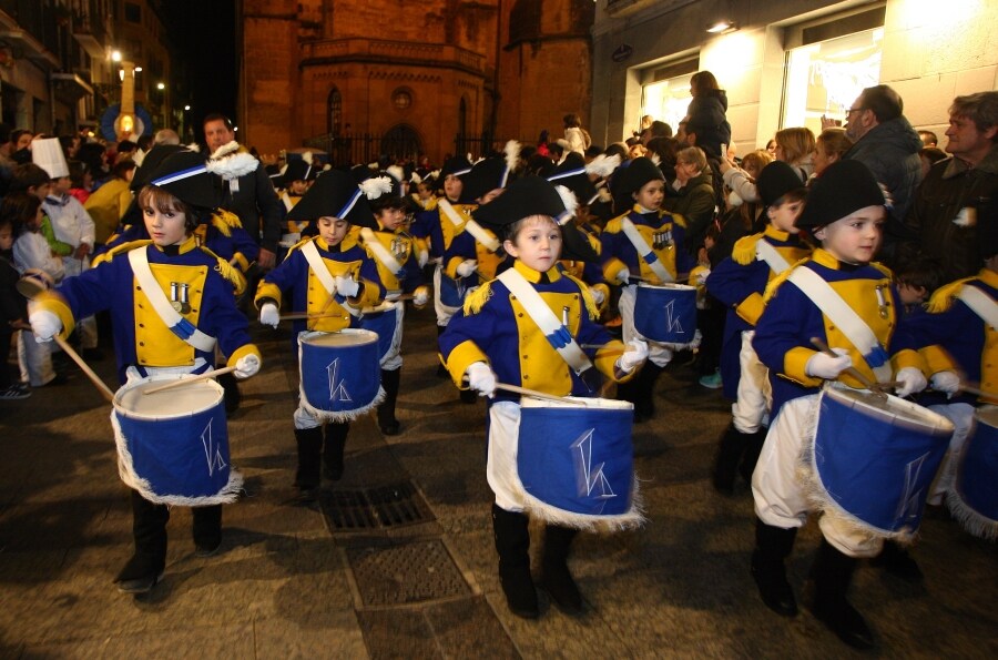 Desde las 18:30 hasta las 20:30 horas, la Tamborrada Kresala Txiki ha recorrido las calles de la parte vieja de San Sebastián animando el ambiente. 