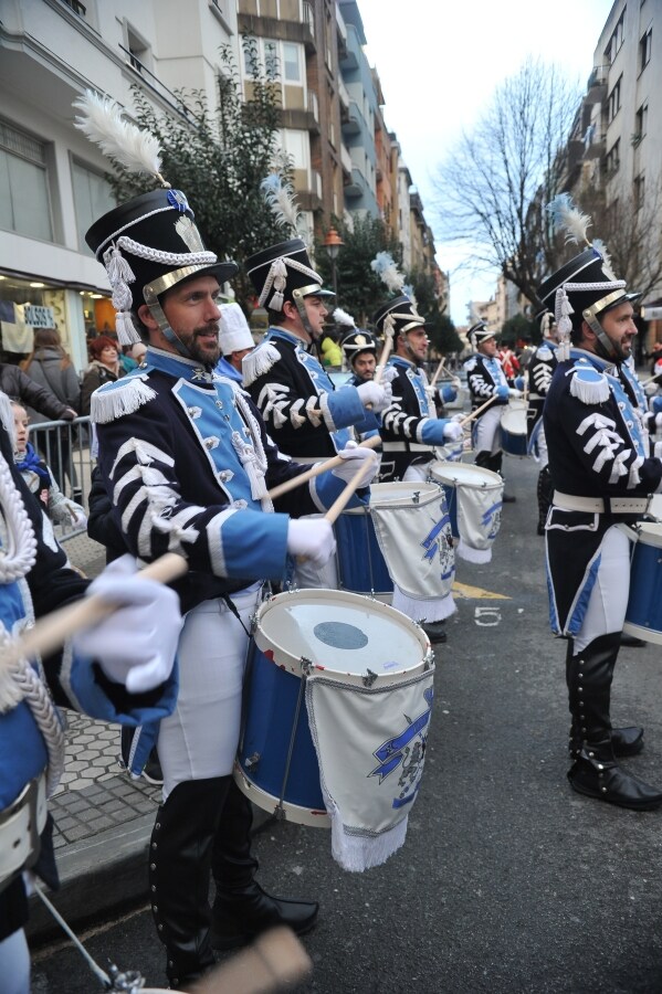 La Tamborrada de Antiguoko Kirol Elkartea ha animado las calles de Donostia desde las 17:15 hasta las 21:00 horas. 