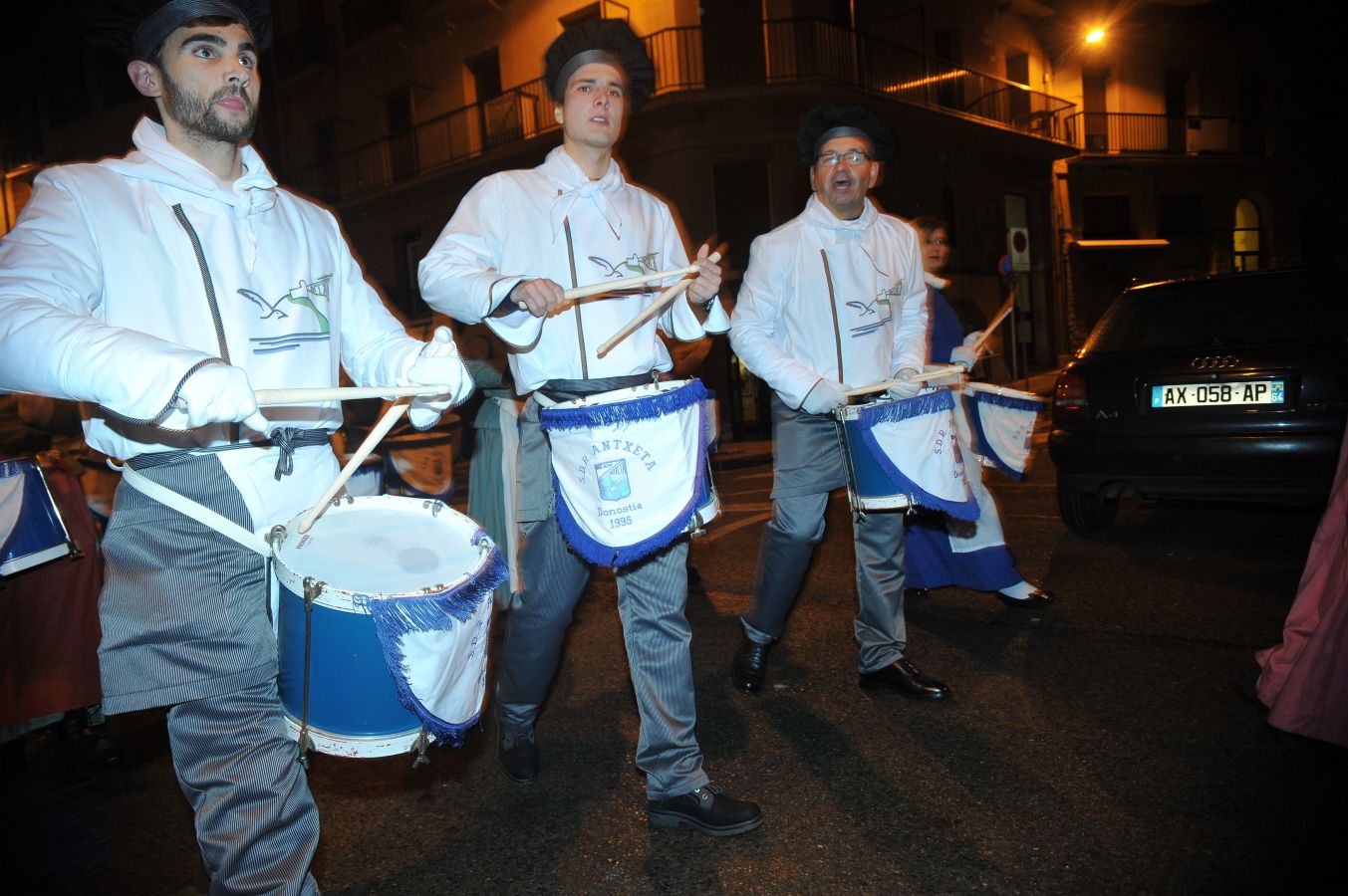 La tamborrada Antxeta S.D.R. ha animado durante la noche las calles de Gros