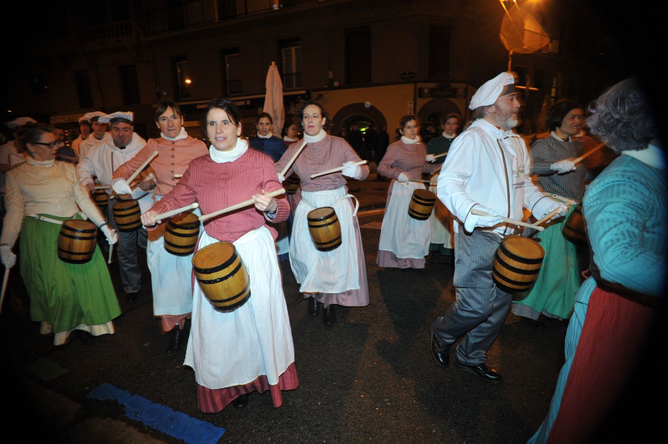 La tamborrada Antxeta S.D.R. ha animado durante la noche las calles de Gros