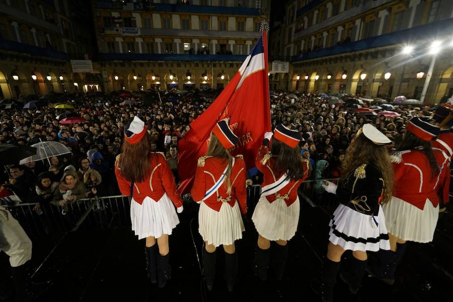 Finaliza un año más la fiesta grande de San Sebastián con la arriada de la bandera en una plaza de la Constitución abarrotada.