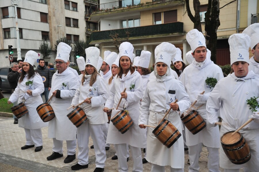 La Ikastola Ekintza ha desfilado por las calles de Donostia desde las 16:45 hasta las 21:30 horas. 