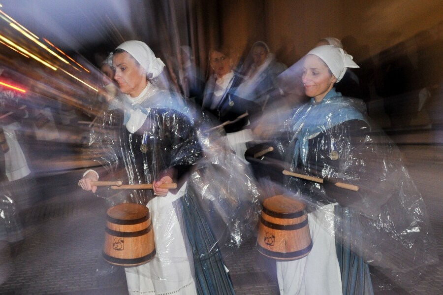 La Tamborrada Amara-Loiolako Erriberak ha desafiado la lluvia intermitente y ha animado las callas de Donostia. 