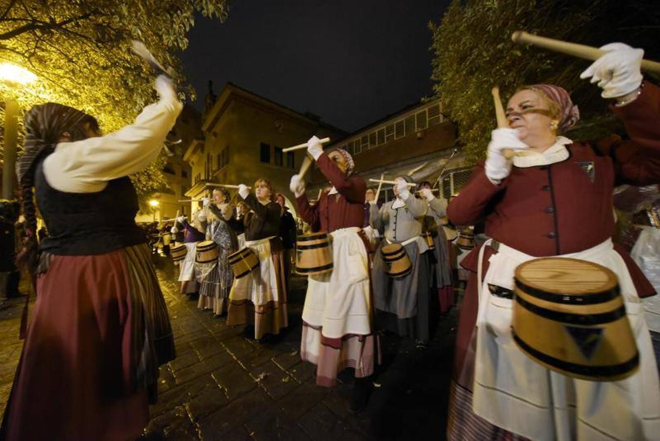 La Tamborrada Loiolatarra desfiló por las calles de San Sebastián con alegría y haciendo sonar los tambores. 