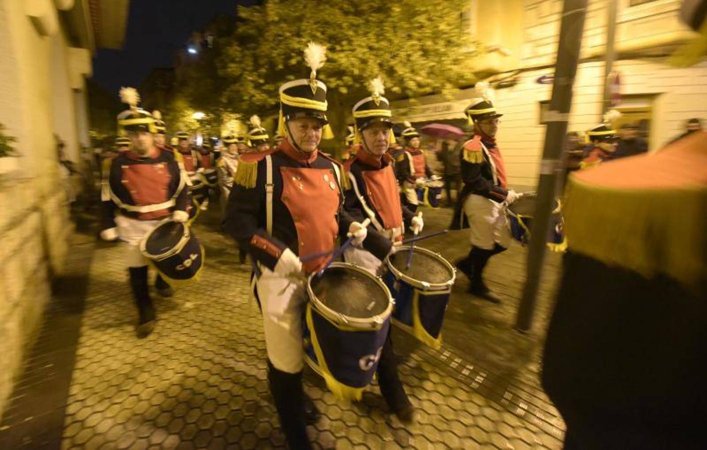 La Tamborrada Loiolatarra desfiló por las calles de San Sebastián con alegría y haciendo sonar los tambores. 