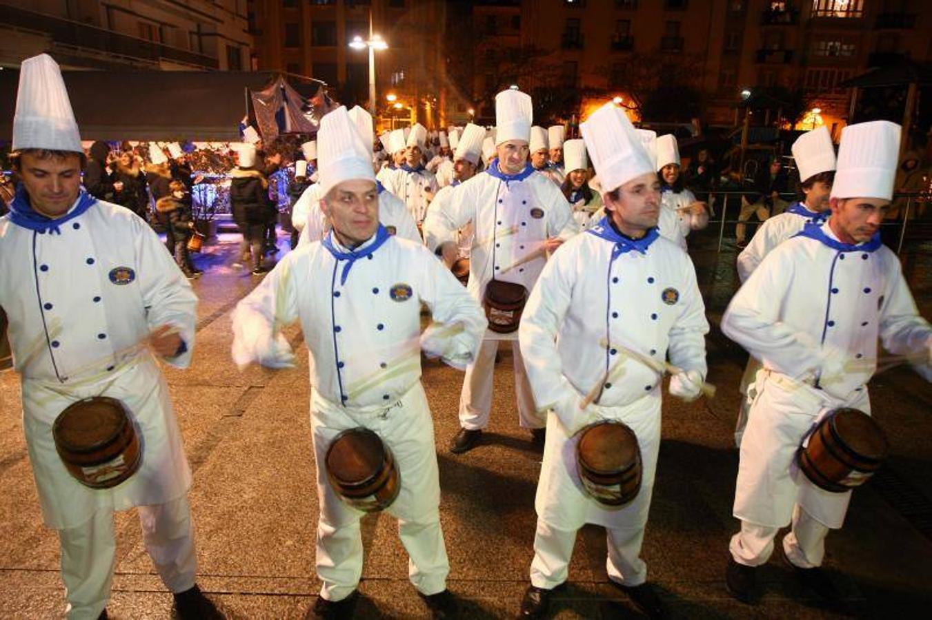 La compañia Txofreko Lagunak desfiló por el barrio de Gros