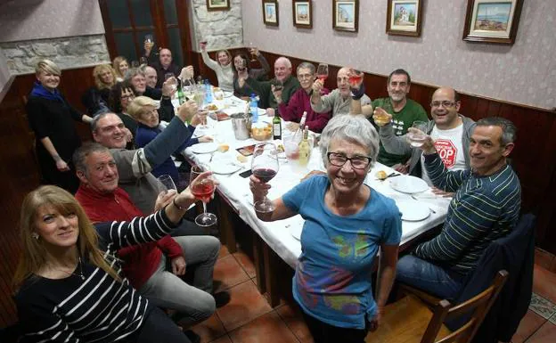 ROsa García cenó con el resto de miembros de la plataforma Stop Desahucios en el restaurante La Amistad de Trintxerpe. 