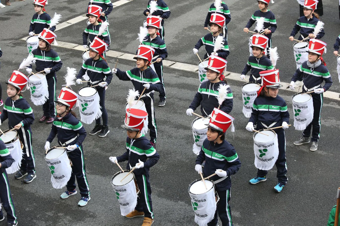 Los escolares de Zuhaisti, en Gros, de Santa Teresa en el Antiguo y de la ikastola de Altza han hecho sonar son tambores y barriles y han adelantado la fiesta de San Sebastián