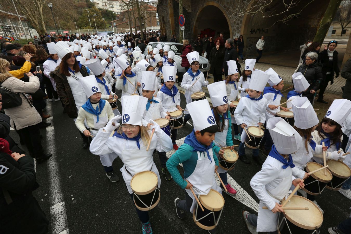 Los escolares de Zuhaisti, en Gros, de Santa Teresa en el Antiguo y de la ikastola de Altza han hecho sonar son tambores y barriles y han adelantado la fiesta de San Sebastián