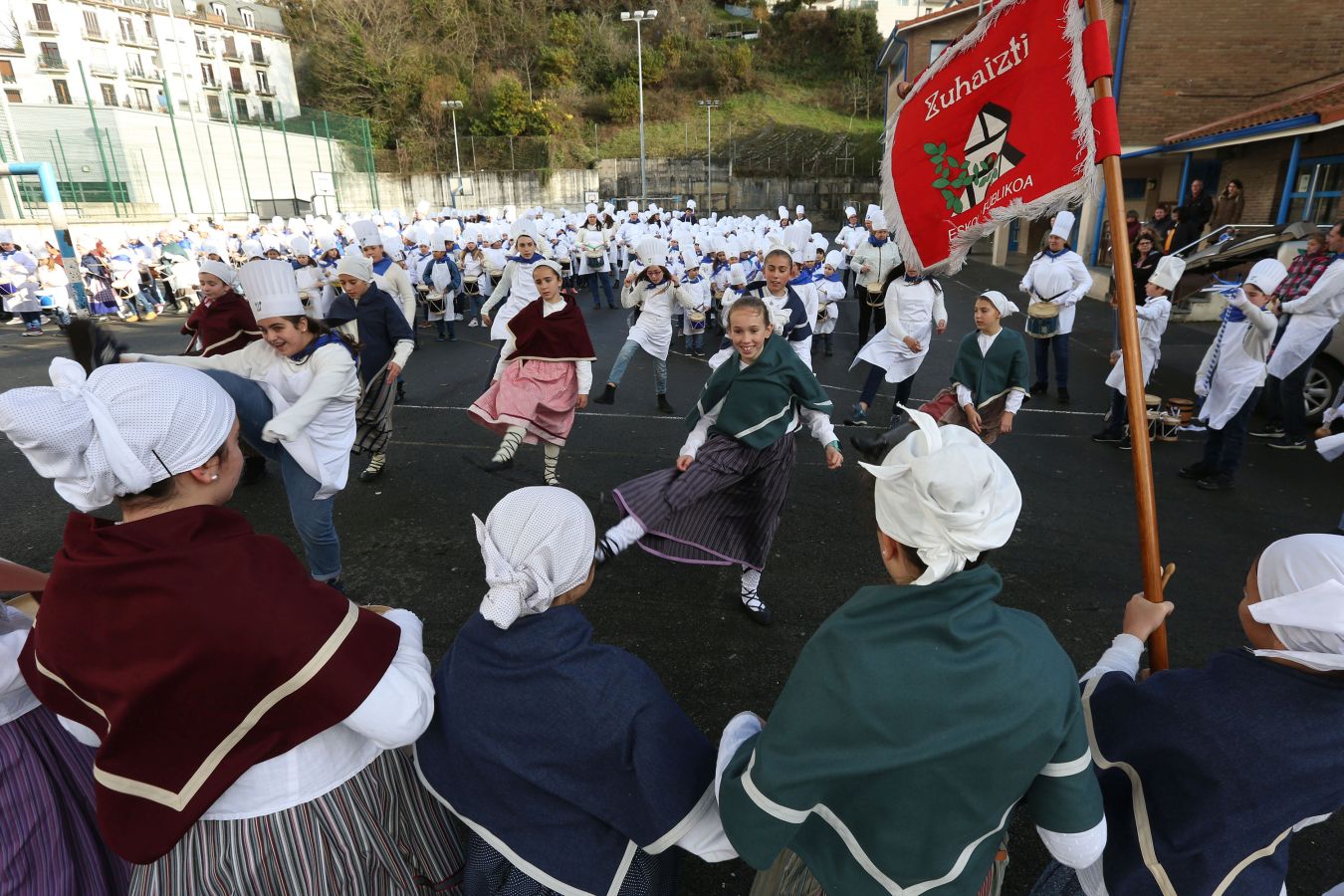 Los escolares de Zuhaisti, en Gros, de Santa Teresa en el Antiguo y de la ikastola de Altza han hecho sonar son tambores y barriles y han adelantado la fiesta de San Sebastián