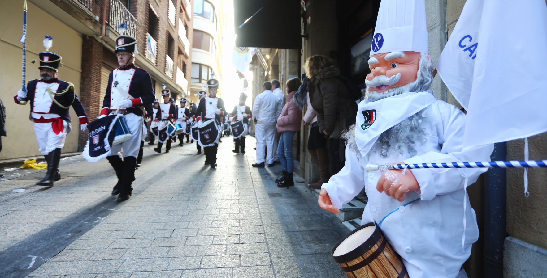 La Tamborrada Zubi Gain como es costumbre ha recorrido por la tarde las calles de la Parte Vieja donostiarra