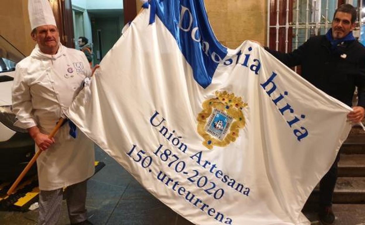 El presidente de la Unión Artesana recibió hace justo un año la bandera de manos del alcalde.