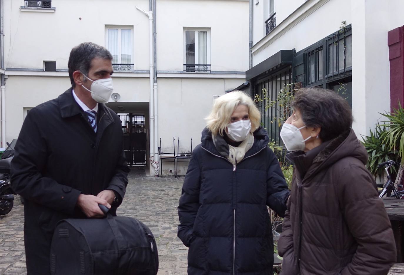 Eneko Goia y Edurne Ormazabal, con el tambor de oro en una funda, junto a la artista Esther Ferrer, esta mañana en la casa de la artista en París. 