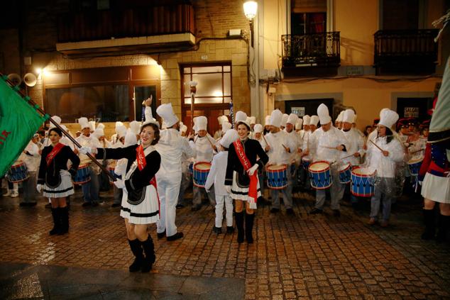 Fotos: La lluvia y el frío no pueden con la Tamborrada de Azpeitia