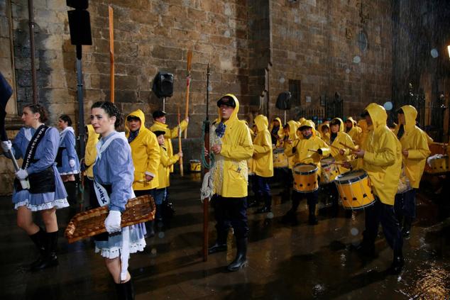 Fotos: La lluvia y el frío no pueden con la Tamborrada de Azpeitia
