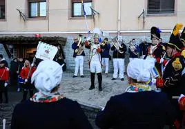 La Tamborrada Mons lleva la marcha al barrio