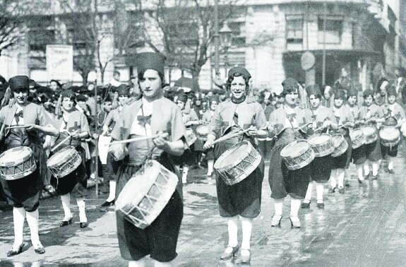 Tamborreras turcas en la comparsa de carnaval de la Unión Artesana en su desfile por la calle Hernani (1929). 