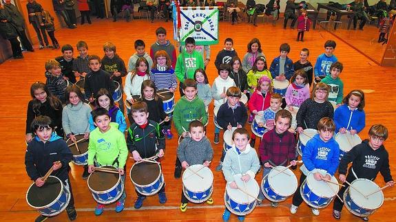 Errekalde Gastronomi Elkartea, en la Tamborrada infantil