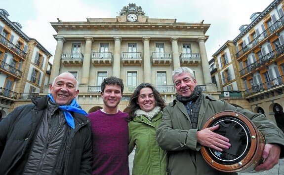 El director del Coro Easo, Santos Sarasola, los bailarines de Kresala Harkaitz Ardanaz y Jone Murua, y el director del Orfeón Donostiarra, José Antonio Sainz Alfaro.