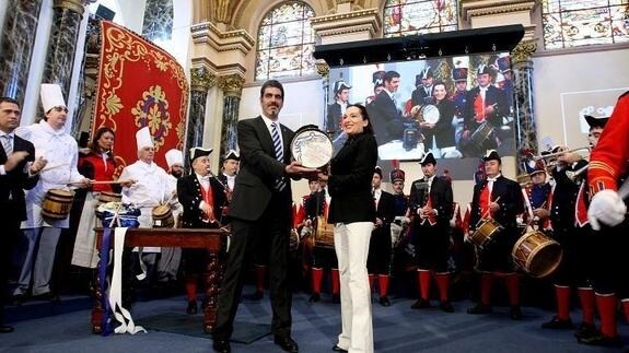 Eneko Goia entrega el Tambor de Oro a Cristina Iglesias