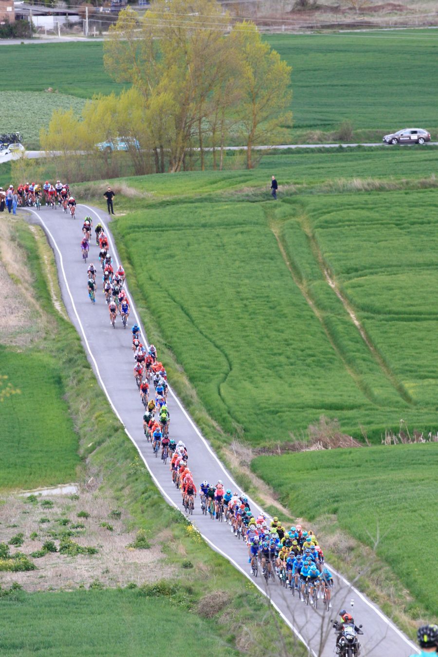 El pelotón de la Itzulia recorre los 149,5 kilómetros de le segunda etapa entre Zumarraga y Gorraiz.