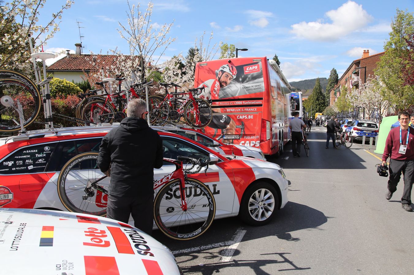 El pelotón de la Itzulia recorre los 149,5 kilómetros de le segunda etapa entre Zumarraga y Gorraiz.