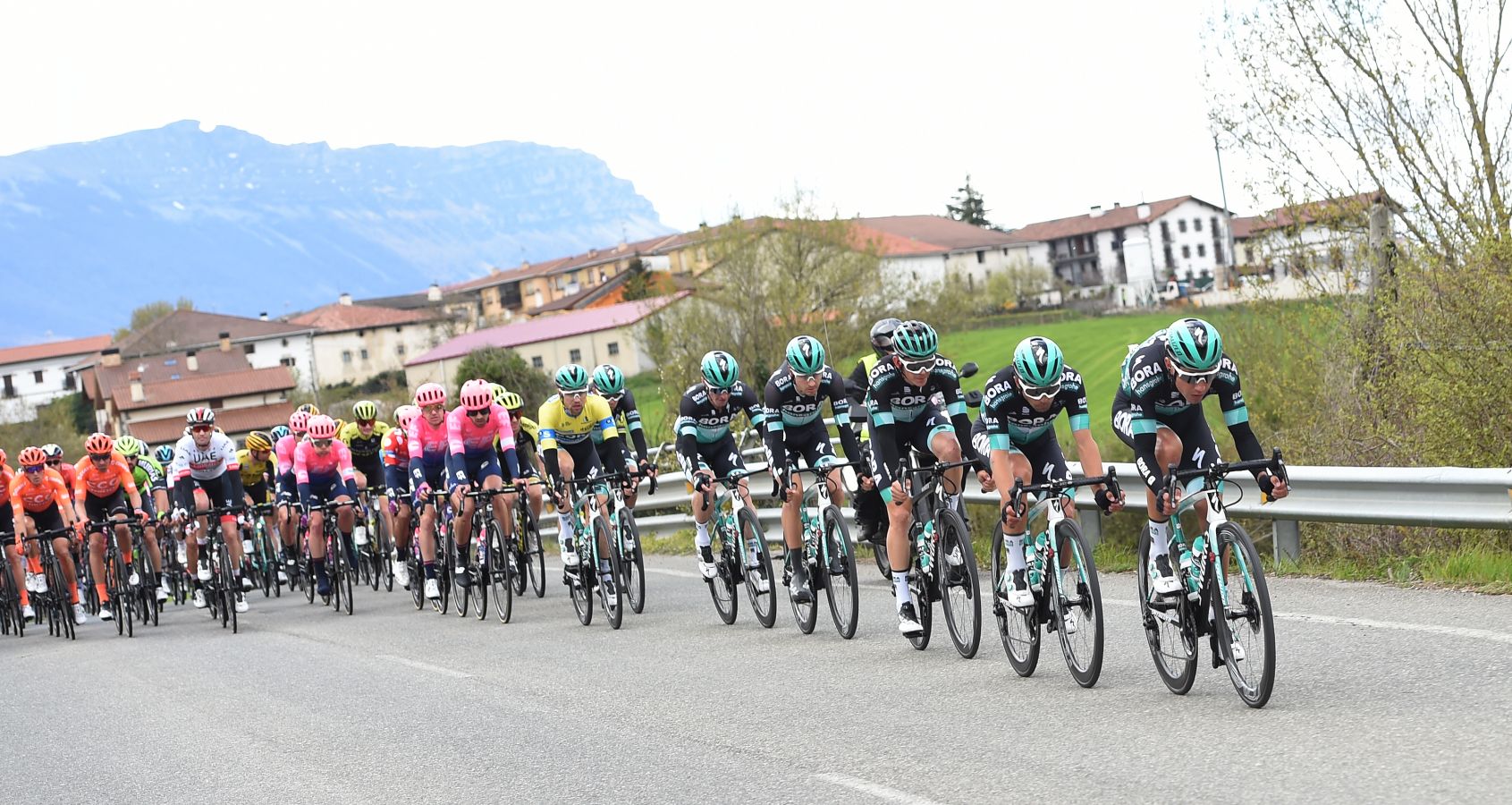 El francés del Quick-Step Julian Alaphilippe ha sido el vencedor de la segunda etapa de la Vuelta al País Vasco que ha transcurrido entre Zumarraga y Gorraitz.