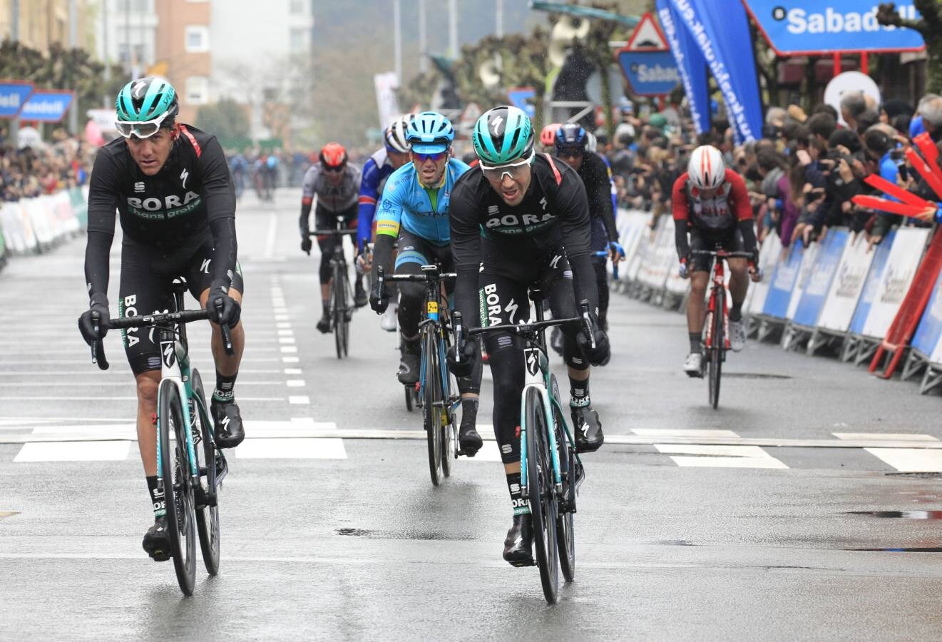 Los ciclistas participantes en la Itzulia 2019 ruedan entre Vitoria y Arrigorriaga