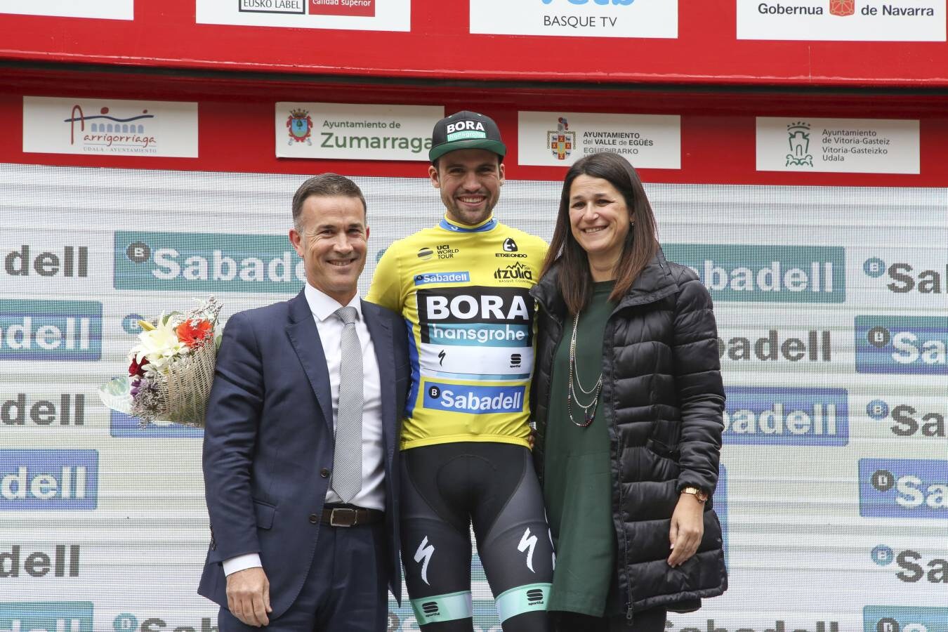 Los ciclistas participantes en la Itzulia 2019 ruedan entre Vitoria y Arrigorriaga