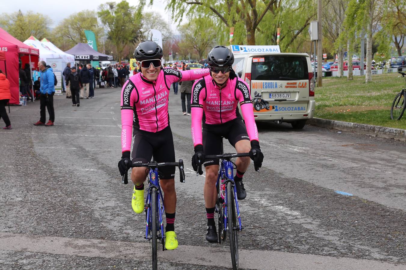 Los ciclistas participantes en la Itzulia 2019 ruedan entre Vitoria y Arrigorriaga