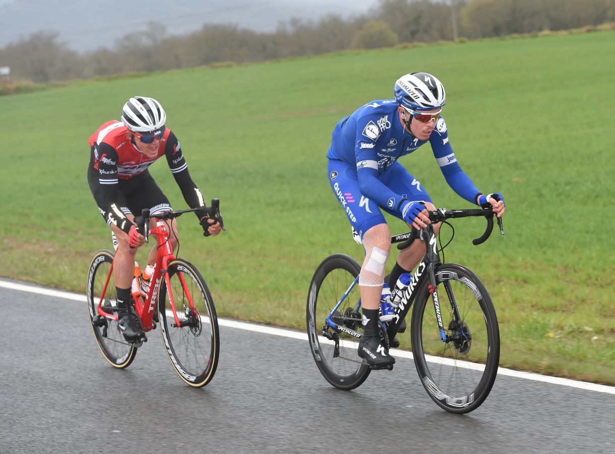 Los ciclistas participantes en la Itzulia 2019 ruedan entre Vitoria y Arrigorriaga