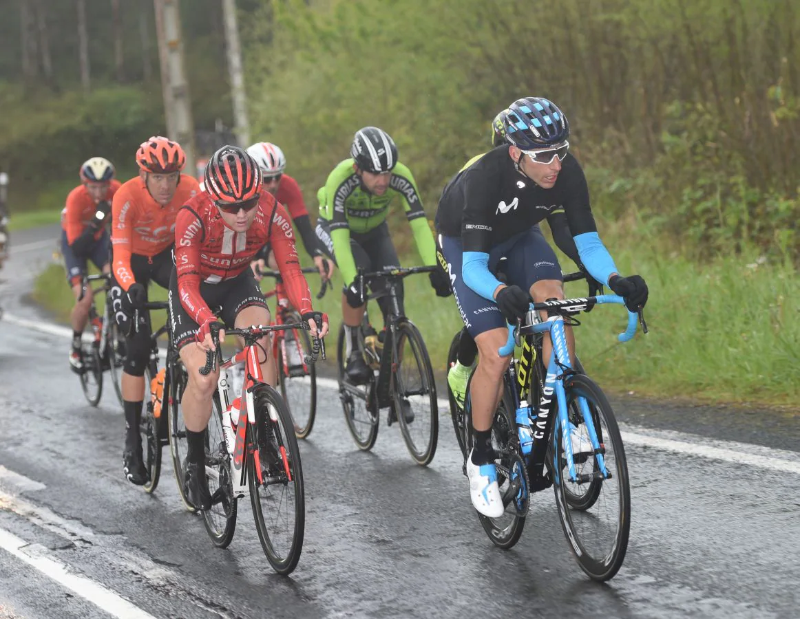 Los ciclistas participantes en la Itzulia 2019 ruedan entre Vitoria y Arrigorriaga