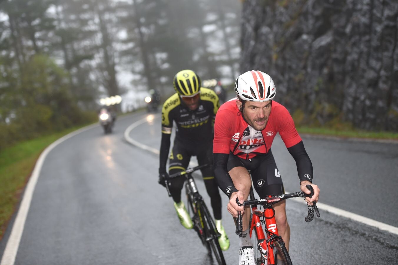 Los ciclistas participantes en la Itzulia 2019 ruedan entre Vitoria y Arrigorriaga