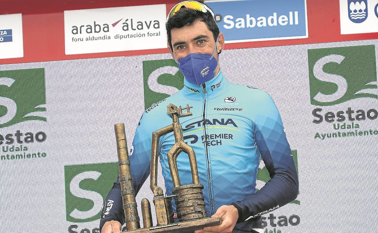 Aranburu, con el trofeo de vencedor de la etapa en el podio de Sestao. 