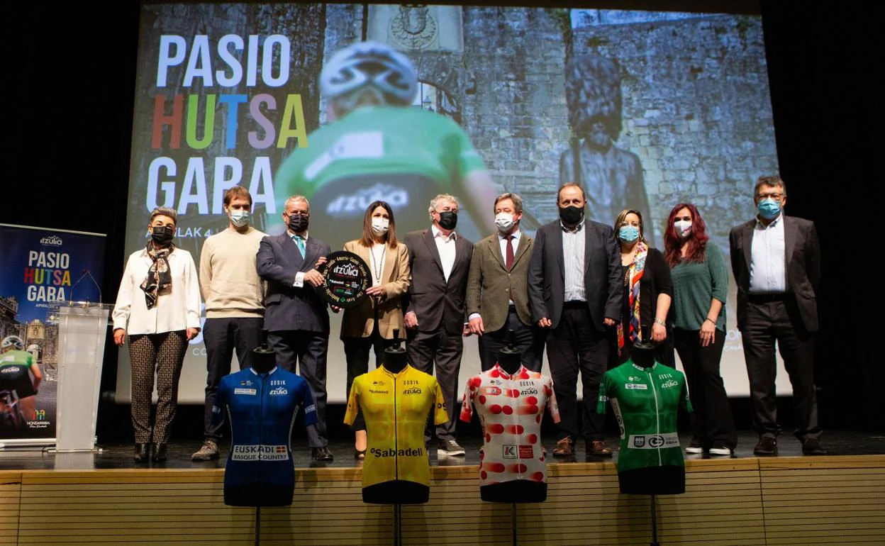 Presentación oficial de la Itzulia, ayer en Hondarribia. 