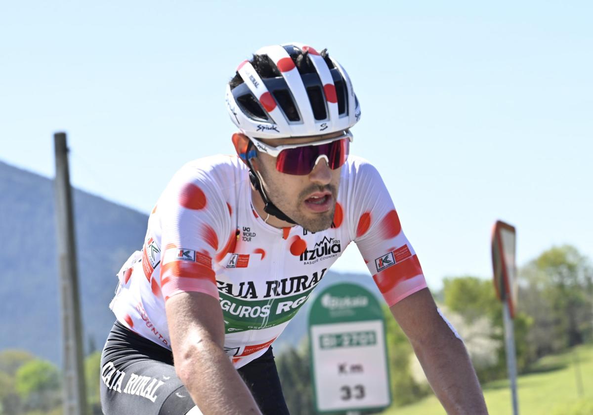 Jon Barrenetxea, con el maillot de líder de la montaña.