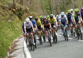 Paso del pelotón en el primer tramo de la tercera Itzulia.