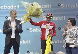 Skjelmose no se ha vestido el maillot amarillo en respeto a Primoz Roglic.