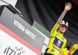 Mattias Skejlmose saluda desde el podio de Vitoria-Gasteiz.