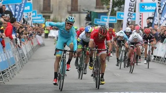 Luis León se impone a Dani Navarro en el sprint de Markina- Xemein.