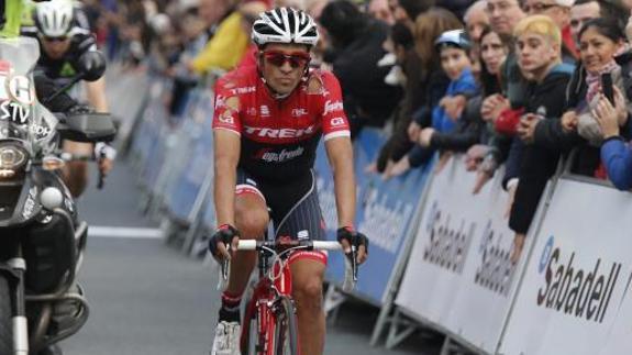 Contador, con el maillot desgarrado. / Efe