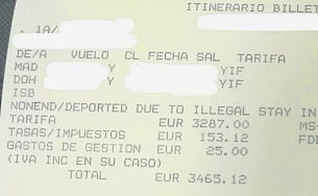 Imagen del billete de avión en vuelo comercial que se adquirió para expulsar al inmigrante paquistaní.