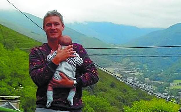 Iturria con su hijo en el Pirineo