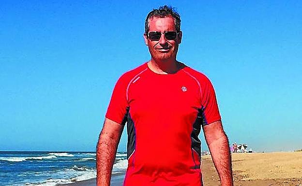 Markel Olano pasea por la playa