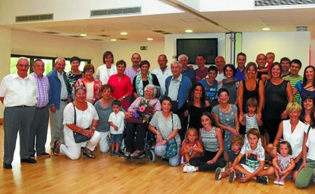 Etxaluze. Familiares, responsables municipales y del hogar del jubilado Abaroa en el homenaje tributado a la centenaria. 