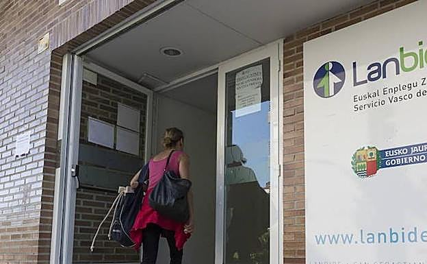 Gipuzkoa es el territorio donde más desciende el paro en julio, al bajar en 375 personas, hasta las 34.143