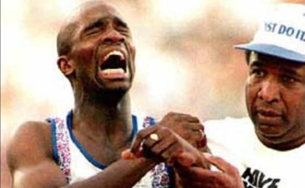 Derek Redmond, acompañado de su padre Jim.